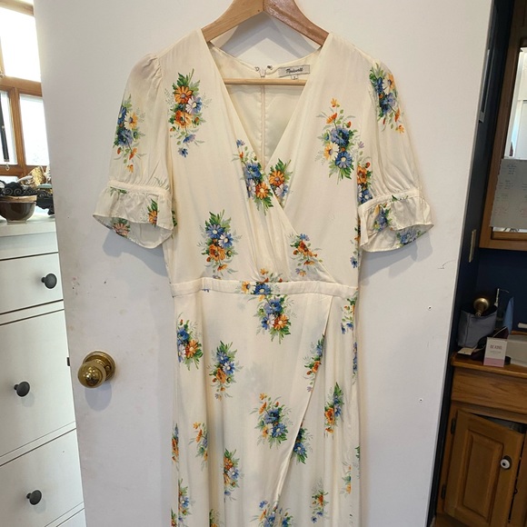 Ruffle-Sleeve Maxi Dress in Classic Corsage - Picture 2 of 2